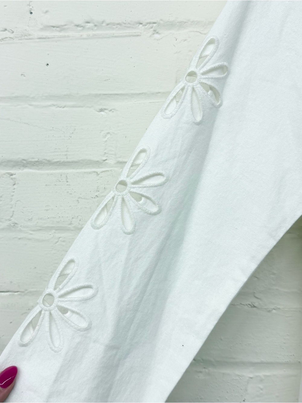 NWT Karen Kane White Linen Floral Cutout Blouse - Picture 4 of 8